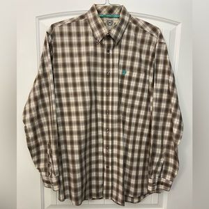 Men’s long sleeve Cinch button down shirt.